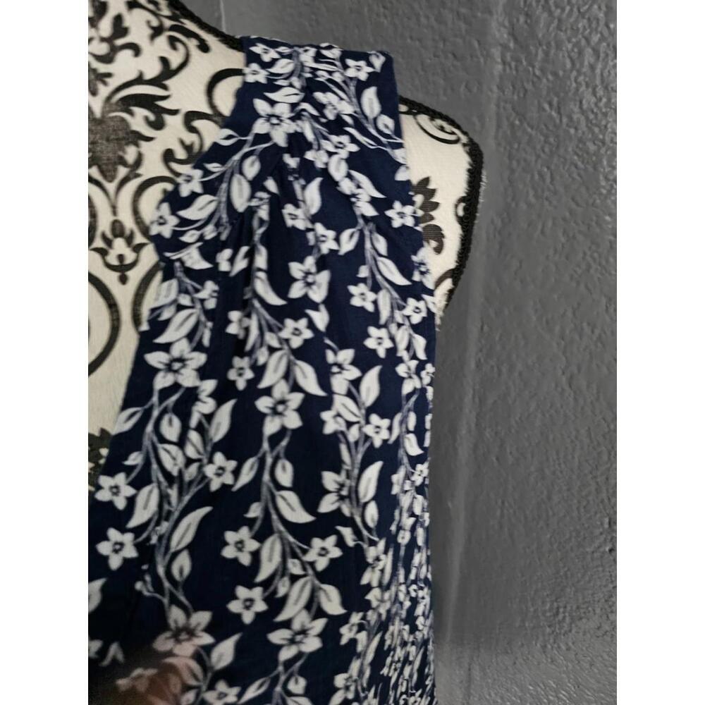 Women's St. John's Bay Sleeveless Blouse Floral Blue & White Size Medium V Neck - Picture 8 of 12